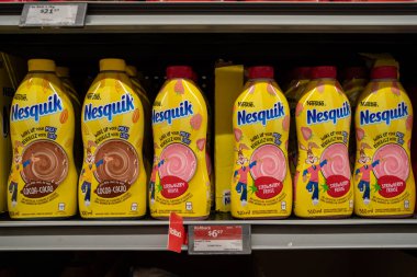 Nesquik çikolatası ve çilekli içecek şişeleri süpermarket raflarında sergileniyor. Toronto, Kanada - 26 Kasım 2025.