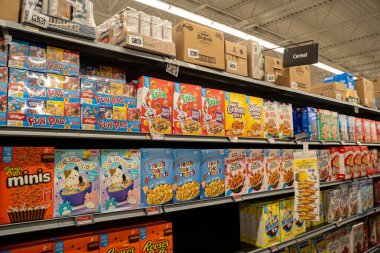 Süpermarket rafındaki çeşitli mısır gevreği kutularına geniş bir bakış açısı. Toronto, Kanada - 26 Kasım 2025.