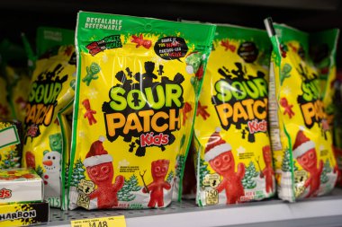 Sour Patch Kids 'in raftaki tatil şekerlerini kapatın. Toronto, Kanada - 26 Kasım 2025.