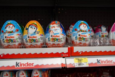 Dükkandaki Kinder Sürpriz Bayram Çikolatalı Yumurtaları 'nı kapatın. Toronto, Kanada - 26 Kasım 2025.