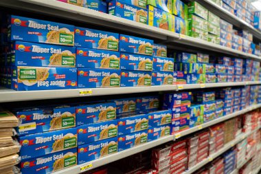 Market raflarındaki fermuarlı foklu sandviç poşetlerinin görüntüsü. Toronto, Kanada - 26 Kasım 2025.