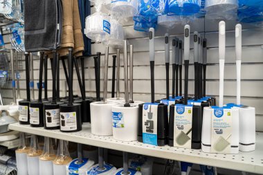 Dükkandaki tuvalet fırçalarının ve temizlik malzemelerinin görüntüsü. Toronto, Kanada - 26 Kasım 2025.