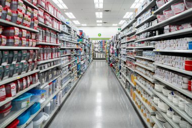 Mağaza koridorunda sergilenen ev eşyalarının görüntüsü. Toronto, Kanada - 26 Kasım 2025.