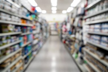 Her iki tarafında raflar olan depo koridorunun bulanık görüntüsü.