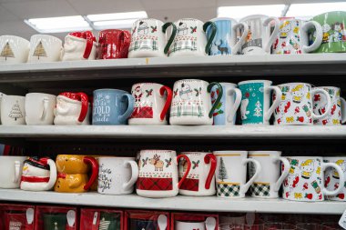 Mağazalardaki çeşitli Noel temalı kupaların görüntüsü. Toronto, Kanada - 26 Kasım 2025.