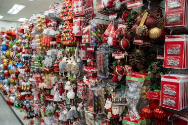 Mağazada asılı duran çeşitli Noel süslerinin görüntüsü. Toronto, Kanada - 26 Kasım 2025.