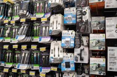 Dükkandaki çeşitli telefon kablolarının, adaptörlerin ve aksesuarların görüntüsü. Toronto, Kanada - 26 Kasım 2025.