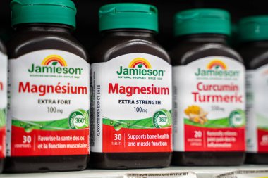 Mağaza rafındaki Jamieson destek şişelerini kapat. Toronto, Kanada - 26 Kasım 2025.