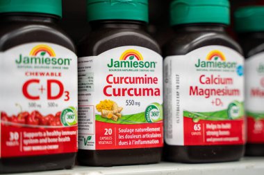 Mağaza rafındaki Jamieson destek şişelerini kapat. Toronto, Kanada - 26 Kasım 2025.