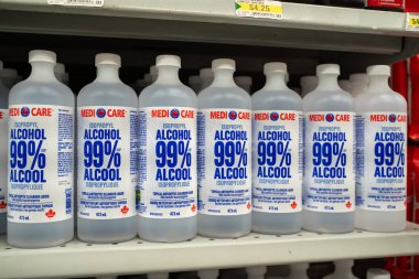Dükkandaki yüzde 99 izopropil alkol şişesinin görüntüsü. Toronto, Kanada - 26 Kasım 2025.