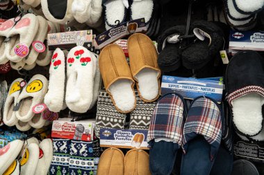 Mağaza rafında çeşitli terliklerin görüntüsü. Toronto, Kanada - 26 Kasım 2025.