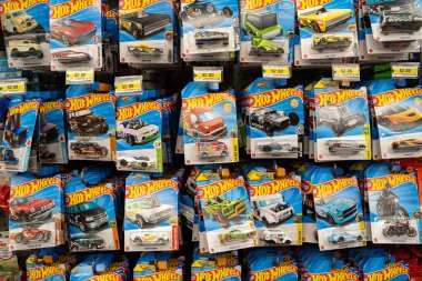 Mağazada sergilenen çeşitli Hot Wheels oyuncak arabalarının görüntüsü. Toronto, Kanada - 26 Kasım 2025.