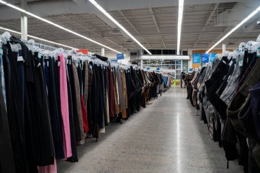 Value Village ucuzluk mağazasının iç manzarası. Toronto, Kanada - 26 Kasım 2025.