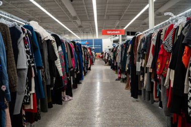 Value Village ucuzluk mağazasının iç manzarası. Toronto, Kanada - 26 Kasım 2025.