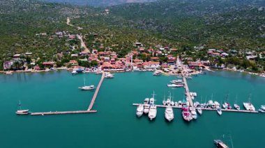 Turkuaz körfezindeki Kekova Ucagiz kıyı köyünün hava manzarası