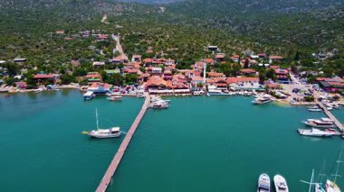 Turkuaz körfezindeki Kekova Ucagiz kıyı köyünün hava manzarası