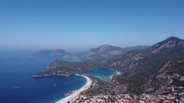 Turkuaz kıyı şeridine sahip Oludeniz Mavi Göl manzarası