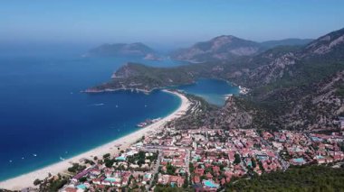 Turkuaz kıyı şeridine sahip Oludeniz Mavi Göl manzarası