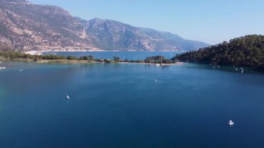 Turkuaz kıyı şeridine sahip Oludeniz Mavi Göl manzarası