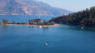 Turkuaz kıyı şeridine sahip Oludeniz Mavi Göl manzarası