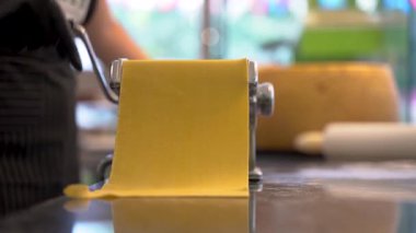 Ev yapımı makarnanın taptaze hamurla sahnelenmesi