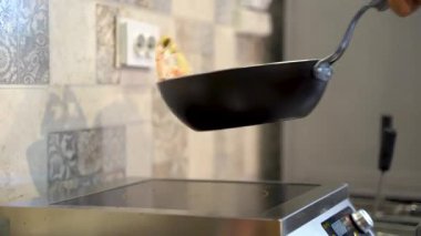 Kızartma tavasında kızarmış tavuk etini yakın.