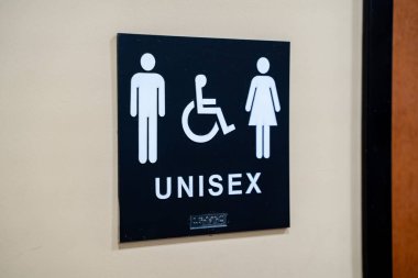 Duvardaki unisex tuvalet tabelasını kapat..