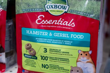 Oxbow hamster ve kemirgen gıda paketlerini kapatın. Milton, Kanada - 29 Kasım 2025.