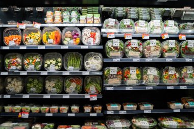 Süpermarket rafında paketlenmiş taze sebze ve salata manzarası. Milton, Kanada - 29 Kasım 2025.