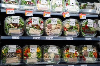 Süpermarket rafında paketlenmiş taze sebze ve salata manzarası. Milton, Kanada - 29 Kasım 2025.