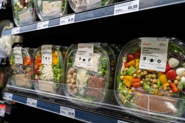 Süpermarket rafında paketlenmiş taze sebze ve salata manzarası. Milton, Kanada - 29 Kasım 2025.