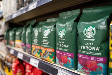 Starbucks Cafe Verona 'nın raftaki kahve poşetlerini yakından izle. Milton, Kanada - 29 Kasım 2025.