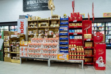 Ferrero ve Lindt çikolatalarının süpermarketteki görüntüsü. Milton, Kanada - 29 Kasım 2025.