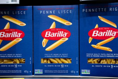 Süpermarket rafındaki Barilla makarna kutularının yakın görüntüsü. Milton, Kanada - 29 Kasım 2025.