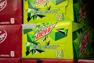 Raftaki Mountain Dew limonlu gazoz kutularının manzarasını kapat. Milton, Kanada - 29 Kasım 2025.