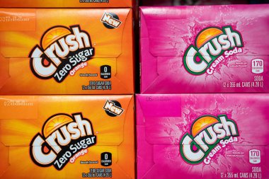 Ezilmiş portakal ve kremalı soda kutularının yakın görüntüsü. Milton, Kanada - 29 Kasım 2025.