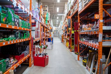 Mevsimlik dekorasyonlu bir hırdavatçı koridoru manzarası. Milton, Kanada - 29 Kasım 2025.