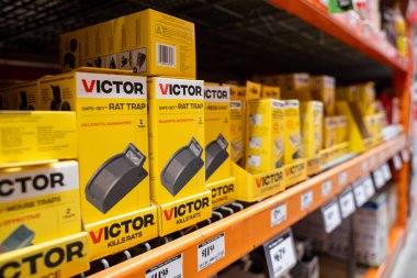 Mağazalardaki fare kapanı ürünlerini kapatın. Milton, Kanada - 29 Kasım 2025.