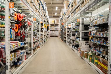 Çeşitli araç gereç ve gereçlerle dolu bir hırdavatçı koridoru. Milton, Kanada - 29 Kasım 2025.