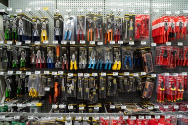 Vitrindeki çeşitli elektrikli el aletlerini kapat. Milton, Kanada - 29 Kasım 2025.