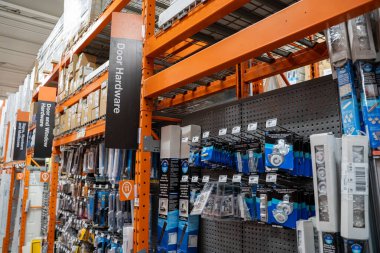 Mağaza raflarında sergilenen kapı donanım ürünlerinin görüntüsü. Milton, Kanada - 29 Kasım 2025.