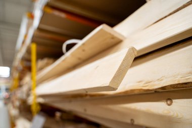 Depo raflarındaki tahta tahtaları kapatın..