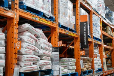 Hırdavatçı raflarındaki alçıpan bileşik çantalarının görüntüsü. Milton, Kanada - 29 Kasım 2025.