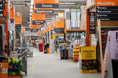 Home Depot nalbur reyonunun iç manzarası. Milton, Kanada - 29 Kasım 2025.