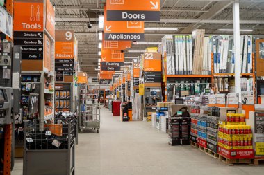 Home Depot nalbur reyonunun iç manzarası. Milton, Kanada - 29 Kasım 2025.