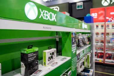 Mağazada Xbox oyun aksesuarlarının görüntüsü. Toronto, Kanada - 3 Aralık 2025.