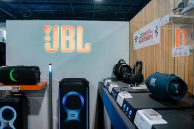 Perakende mağazasında hoparlörler ve kulaklıklarla JBL ses görüntüsü. Toronto, Kanada - 3 Aralık 2025.