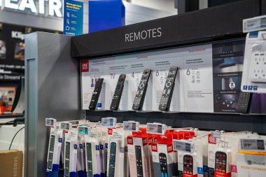 Perakende mağazasında evrensel uzaktan kumanda görüntüsü. Toronto, Kanada - 3 Aralık 2025.