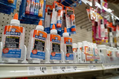 Dükkanda sergilenen temiz okul yapıştırıcı şişelerini kapatın. Toronto, Kanada - 3 Aralık 2025.