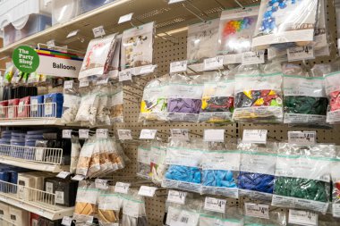 Bir mağaza koridorunda gösterilen renkli parti balonlarının görüntüsü. Toronto, Kanada - 3 Aralık 2025.